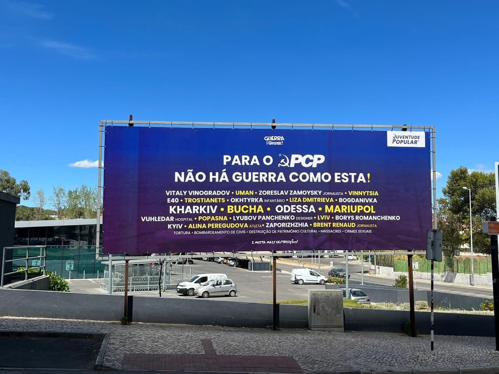 Cartaz da Juventude Popular junto ao recinto da Festa do Avante! (Imagem Twitter)