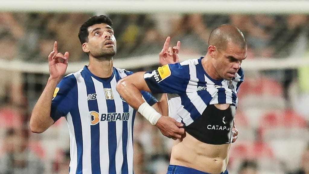 Mehdi Taremi e Pepe festejam golo no Gil Vicente-FC Porto