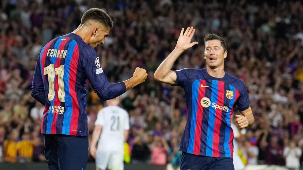 Robert Lewandowski e Ferran Torres festejam golo no Barcelona-Viktoria Plzen