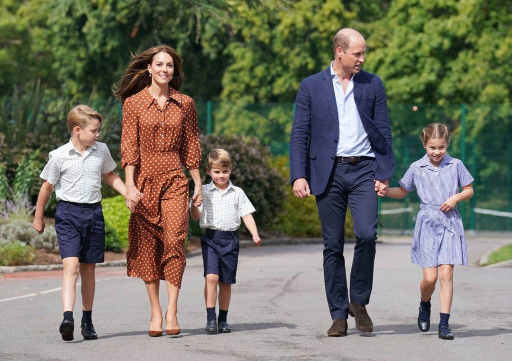 Duques de Cambridge com os filhos no primeiro dia de escola de 2022 (Associated Press)