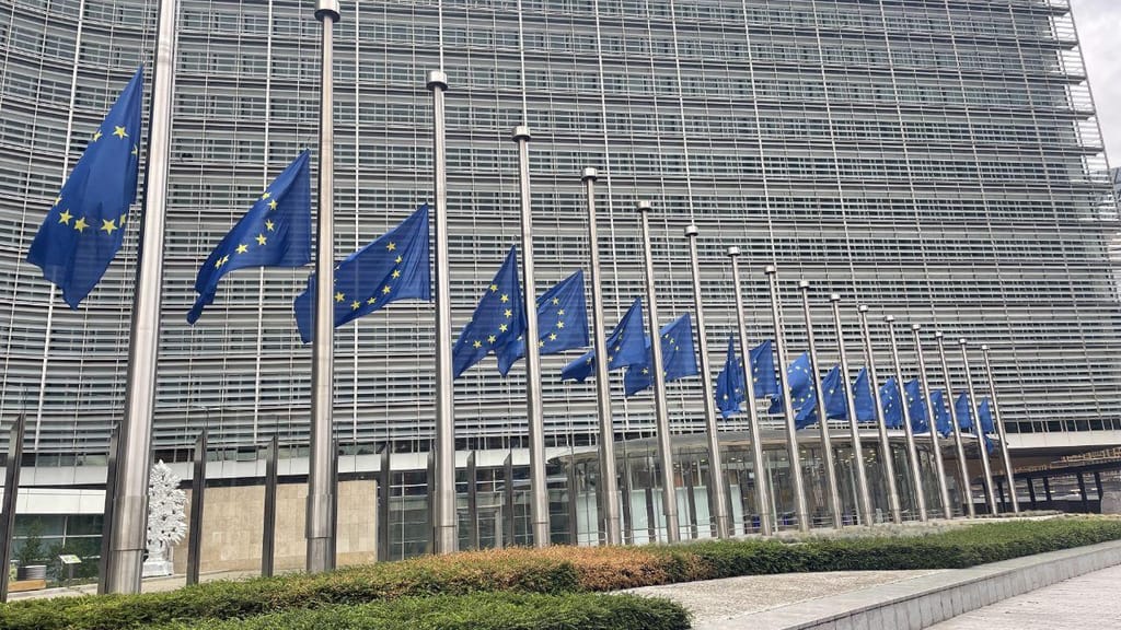 Bandeiras da Comissão Europeia a meia haste (Getty Images)