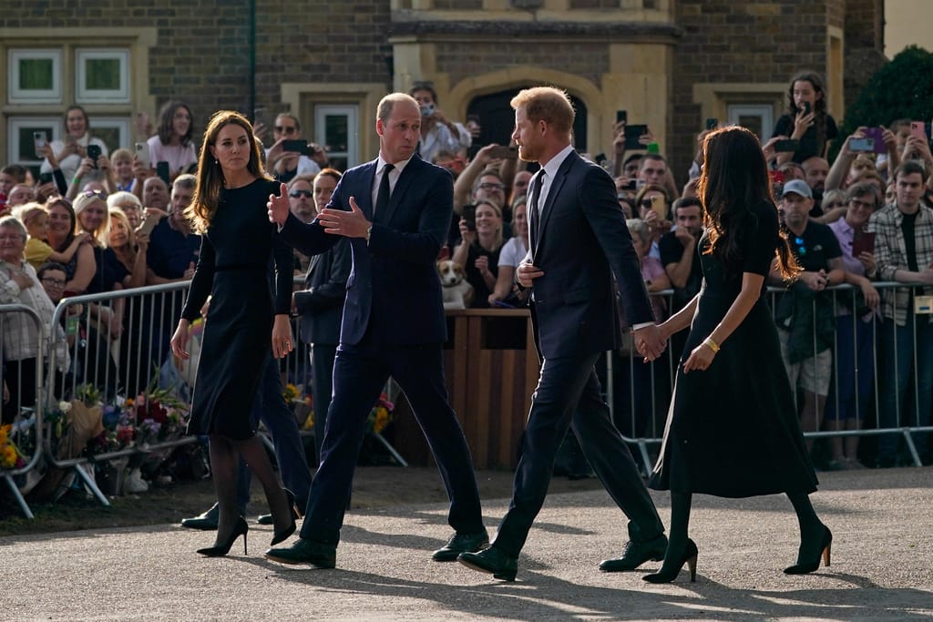 Príncipes William e Harry saúdam o povo com as mulheres (AP)
