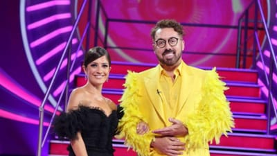 Flávio Furtado e Marta Gil: Plumas e folhos! Os looks arrojados dos comentadores residentes - Big Brother