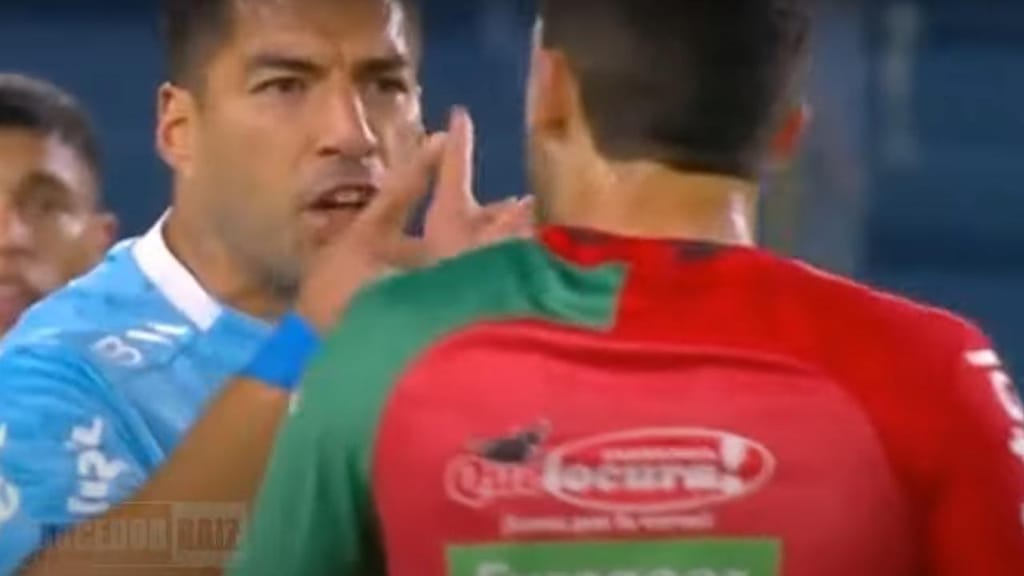Suárez arranja confusão, colega de equipa e adversário acabam expulsos (vídeo/youtube)