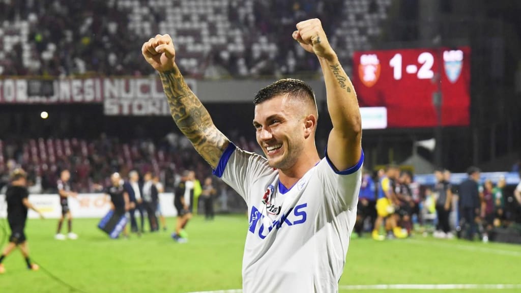 Gabriel Strefezza festeja vitória da Lecce ante a Salernitana