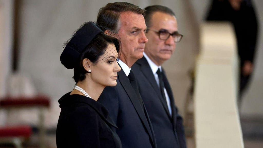 O presidente do Brasil, Jair Bolsonaro, e a mulher, Michelle, no velório da rainha Isabel II (AP)