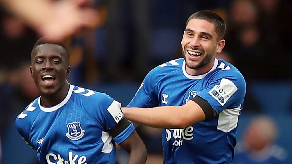 Idrissa Gueye e Neal Maupay festejam o único golo do Everton-West Ham