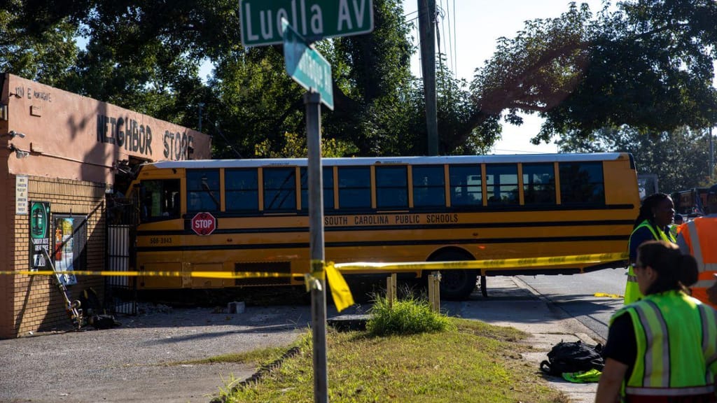 Acidente com um autocarro escolar na Carolina do Sul, EUA (Andrew Whitaker/The Post And Courier via AP)