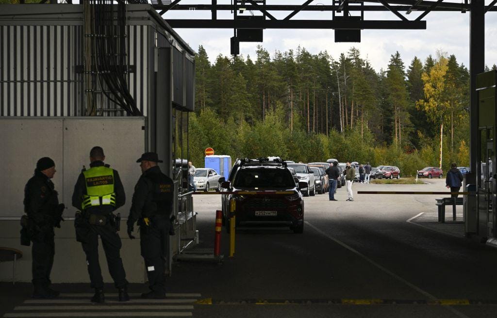 Filas de carros vindos da Rússia esperam para entrar na Finlândia (Foto: OLIVIER MORIN/AFP via Getty Images)