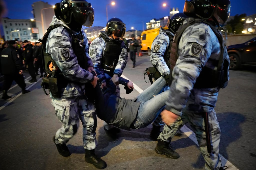 Polícia de choque detém manifestante num protesto contra a mobilização em Moscovo, a 21 de setembro de 2022 AP Photo Alexander Zemlianichenko