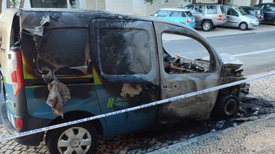 Carro da EMEL carbonizado em Lisboa - TVI