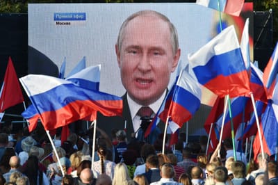 Universidades russas vão passar a ter içar da bandeira, hino e aulas patrióticas - TVI