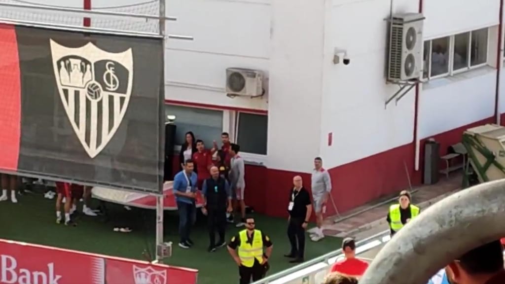 Acuña envolve-se em picardia com adeptos do Sevilha no centro de treinos (vídeo/twitter)