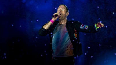Infeção pulmonar de Chris Martin obriga Coldplay a adiar espetáculos - TVI