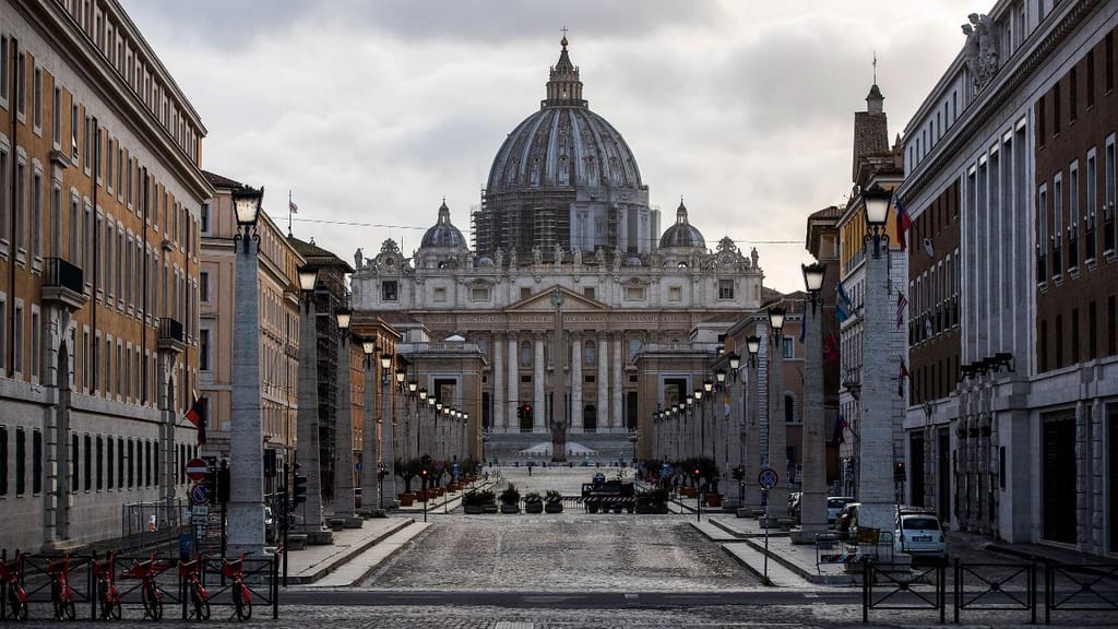 Um turista derrubou duas estátuas no Vaticano