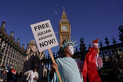 Corrente humana cerca parlamento britânico pela libertação de Julian Assange - TVI
