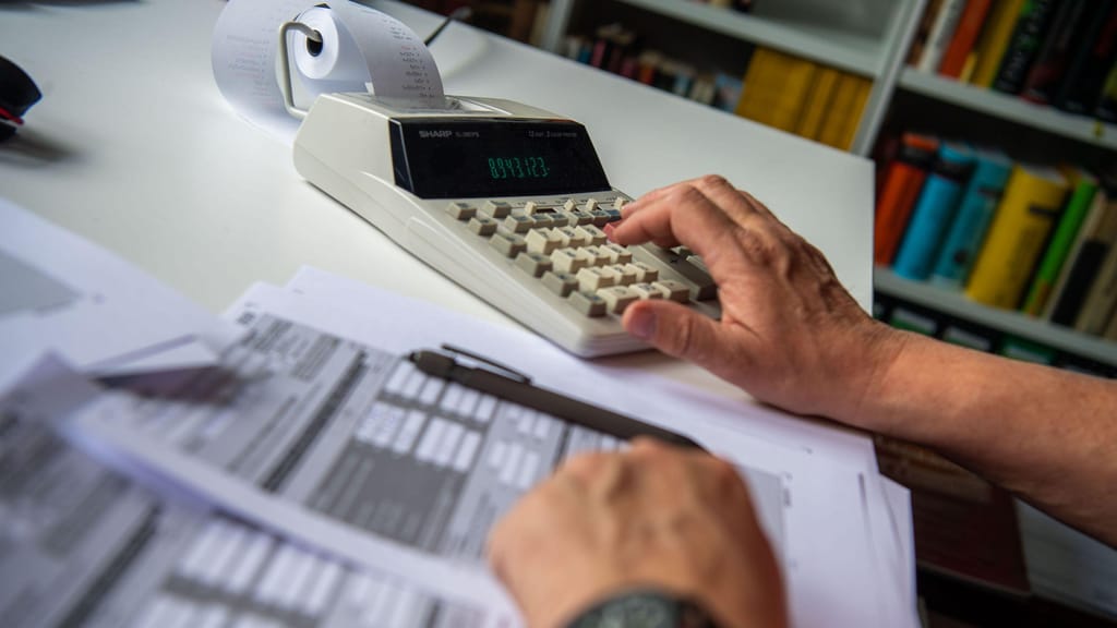 Contas, impostos, calculadora, tabelas, IRS, finanças. Foto: Lino Mirgeler/picture alliance via Getty Images