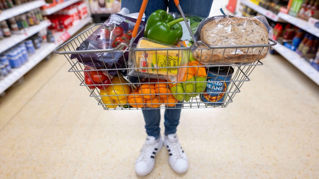 Compras, supermercado, inflação, preços, economia, cabaz, alimentos. Foto: Matthew Horwood/Getty Images