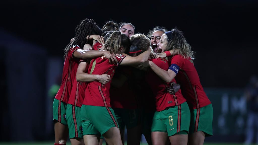 Jogadores portuguesas celebram o 1-0, apontado por Carole Costa