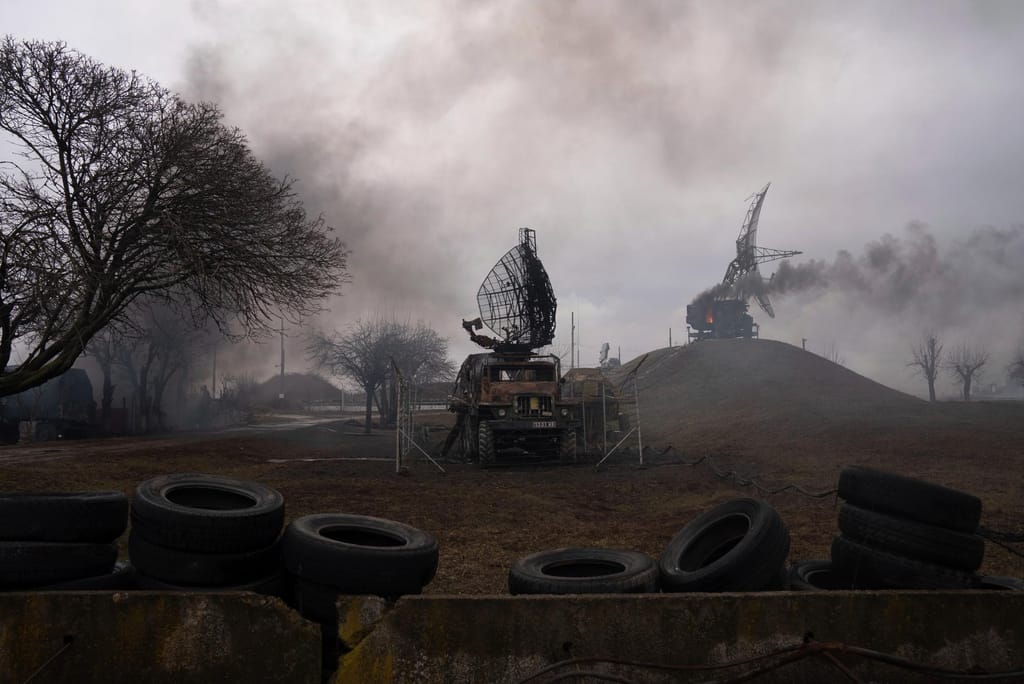 Defesa antiaérea na Ucrânia (AP Photo/Evgeniy Maloletka)