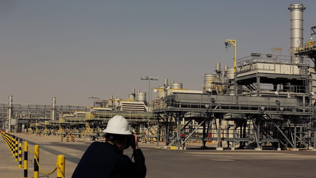 Campo petrolífero Khurais na Arábia Saudita (Foto: Arn Nabil/AP)