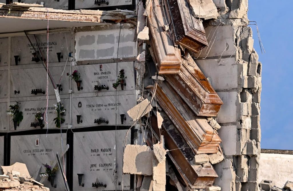 Edifício desmorona e deixa caixões expostos no maior cemitério de Nápoles (Foto: Ciro Fusco/EPA)