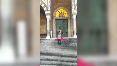 Turista despe-se para sessão fotográfica nos degraus de catedral italiana e acaba acusada por “atos obscenos” - TVI