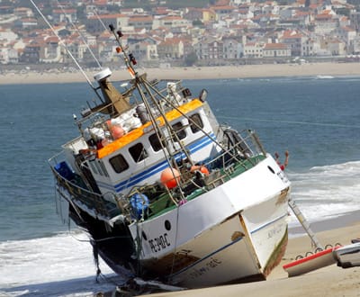 Embarcação de pesca afunda-se nos Açores - TVI