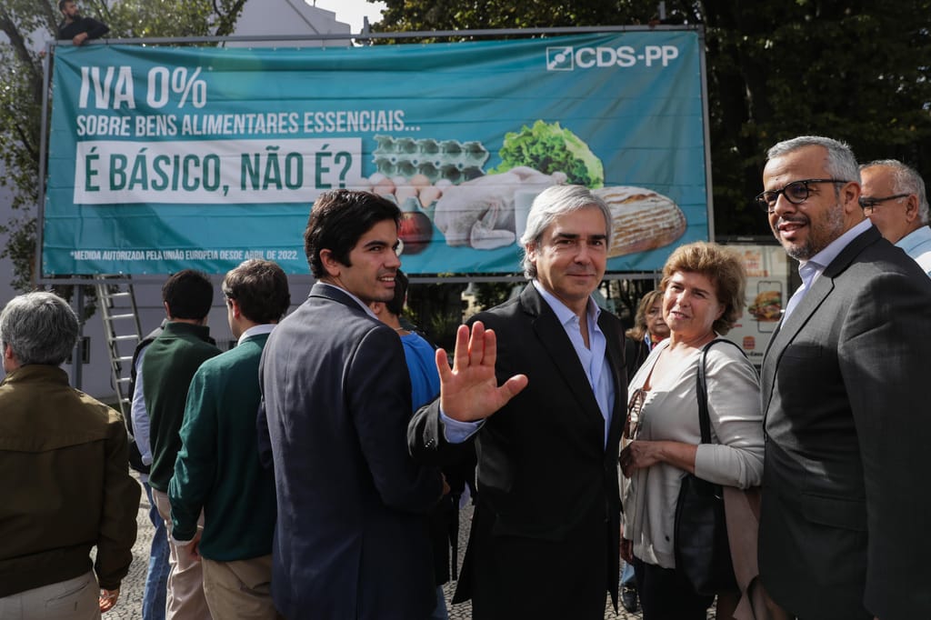 CDS coloca cartaz sobre o Orçamento do Estado para 2023 (Tiago Petinga/Lusa)