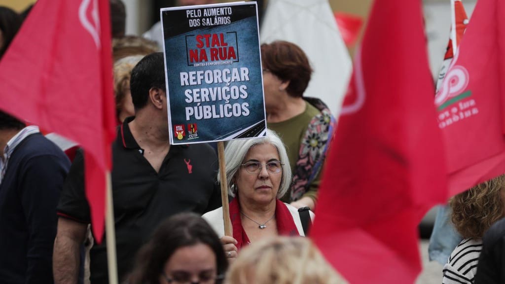 Plenário nacional da Frente Comum dos Sindicatos da Administração Pública em frente à Assembleia da República (Lusa/ Tiago Petinga)