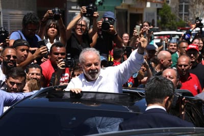 Lula vence Bolsonaro e regressa à presidência do Brasil em eleição histórica - TVI