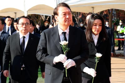 Presidente da Coreia do Sul presta homenagem às vítimas de debandada no início da semana de luto no país - TVI
