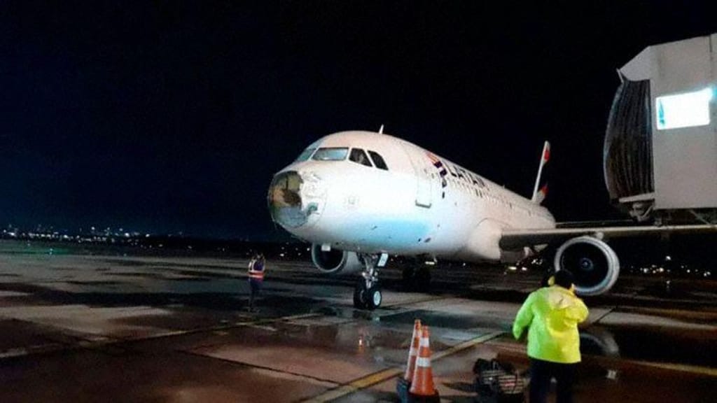 Avião da Latam Airlines obrigado fazer aterragem de emergência no Paraguai. (Imagens do The Aviation Herald)