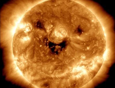 NASA divulga foto do Sol "a sorrir" - mas o sorriso não traz boas notícias para a Terra - TVI