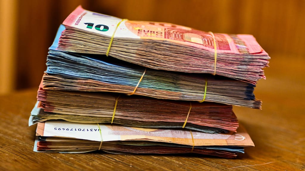 Notas, dinheiro, euro, poupança. Foto: Adrien Fillon/NurPhoto via Getty Images