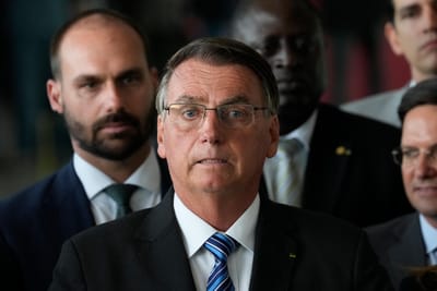 Polícia faz buscas na casa de Bolsonaro: ex-presidente tem 24 horas para entregar o passaporte - TVI