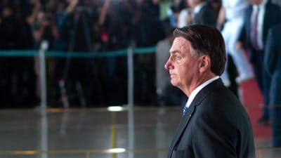 Numa rara aparição pública após a derrota nas eleições, Bolsonaro chorou num evento militar - TVI