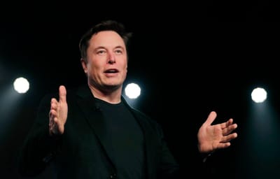 Elon Musk vai disponibilizar em acesso livre programa informático base da Grok - TVI