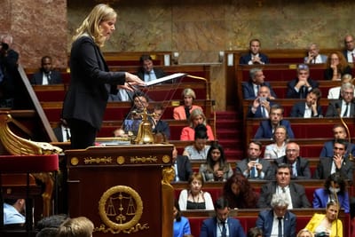 "Volta para África": Assembleia Nacional francesa suspende sessão após comentários racistas de deputado da extrema-direita - TVI