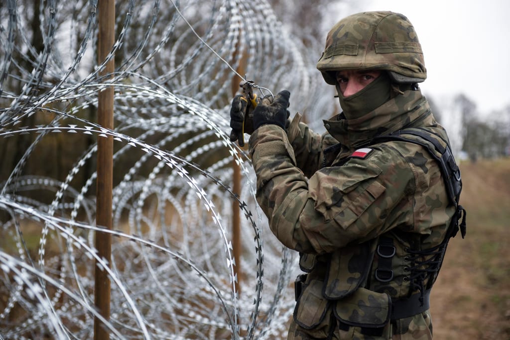 Polónia constrói 210 quilómetros de arame farpado para se proteger do enclave russo de Kaliningrado (Getty Images)