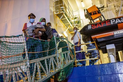 Navio humanitário resgata 134 pessoas a bordo de barcaça no Mediterrâneo Central - TVI