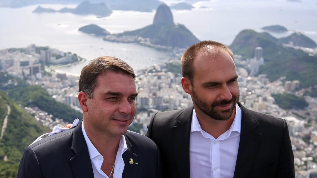 Flávio Bolsonaro e Eduardo Bolsonaro
