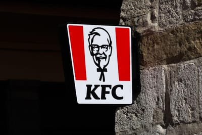 KFC da Alemanha pede desculpa por promoção que assinalava o início do holocausto com queijo e frango crocante - TVI