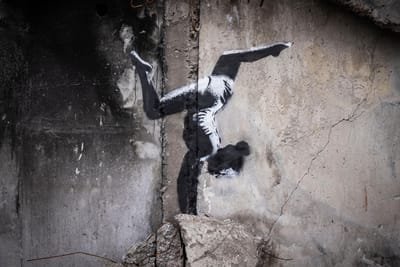 Artista britânico Banksy grafita parede de edifício em ruínas na Ucrânia - TVI