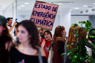 Ativistas pelo clima convidam ministro da Economia a visitar na 2.ª feira ocupação no Liceu Camões - TVI