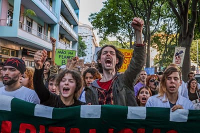 Centenas de pessoas marcharam contra o Fracasso Climático em Lisboa - TVI