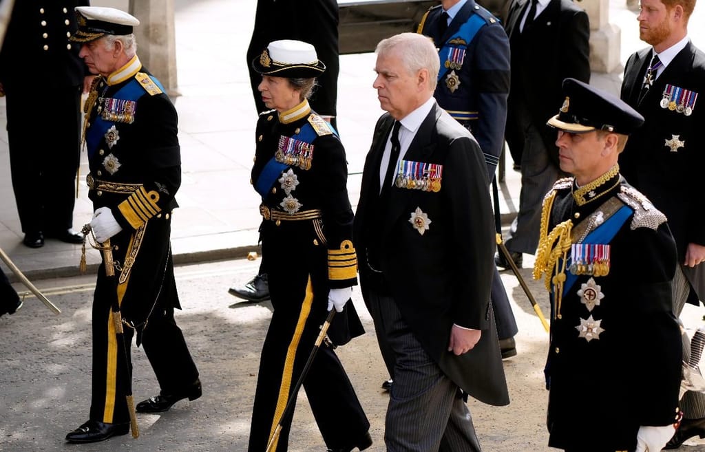 O rei Carlos, primeiro da esquerda, ao lado da princesa Anne e dos irmãos, príncipe Andrew e príncipe Edward (primeiro da direita) Foto: Christopher Furlong/Getty Images