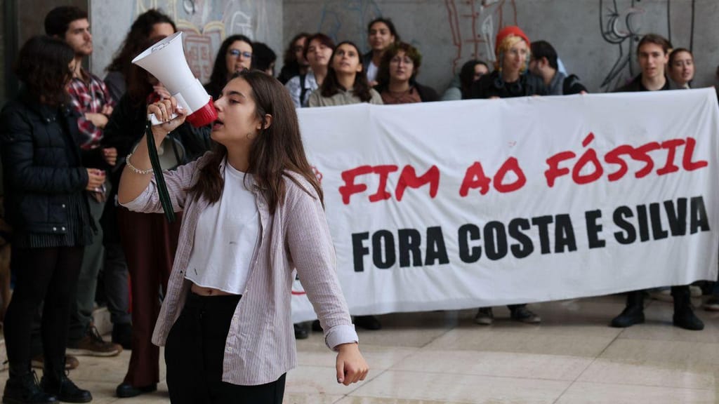 Manifestação de solidariedade para com os estudantes do Movimento pelo Clima “Ocupa FLUL” detidos no dia 11 novembro junto à Faculdade Letras da Universidade de Lisboa, 15 de novembro de 2022. (Manuel de Almeida/Lusa)