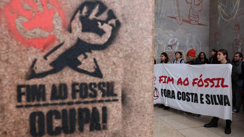 Manifestação de solidariedade para com os estudantes do Movimento pelo Clima “Ocupa FLUL” detidos no dia 11 novembro junto à Faculdade Letras da Universidade de Lisboa, 15 de novembro de 2022. (Manuel de Almeida/Lusa)