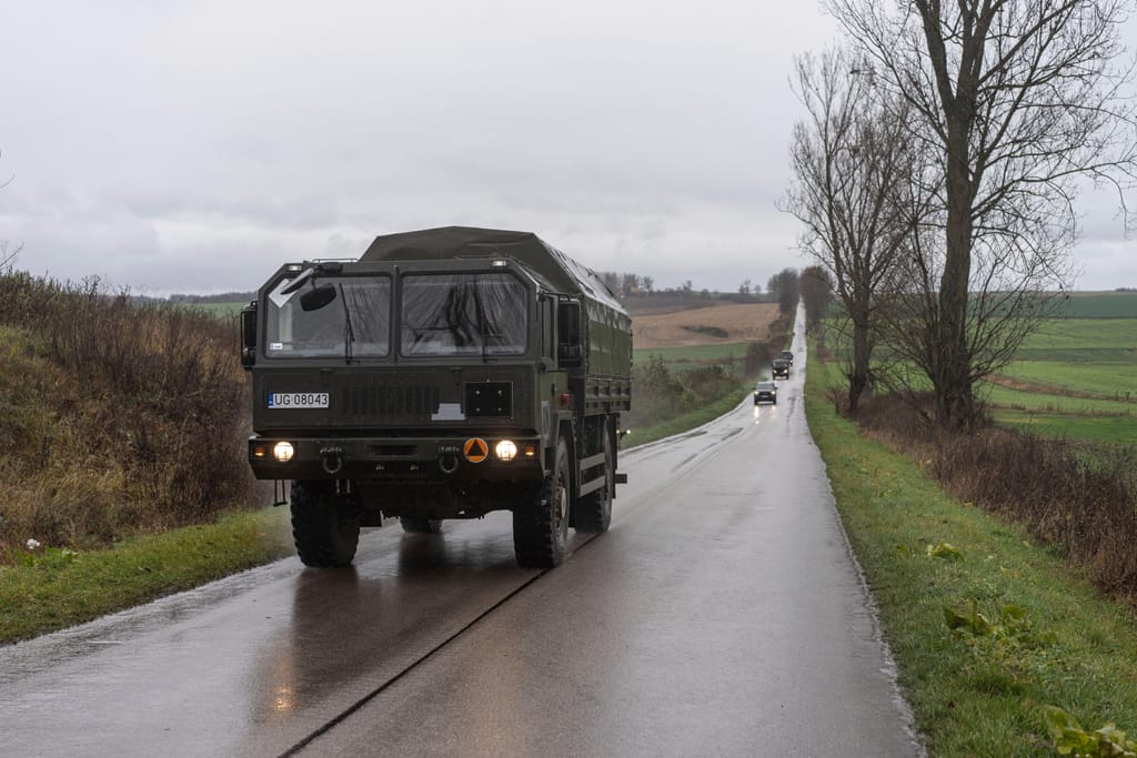 Veículo do exército polaco conduz até ao local onde caiu um míssil ucraniano (AP Photo/Evgeniy Maloletka) 